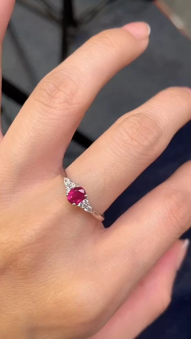 铂Pt950镶嵌戒指红宝石主石;0.63ct