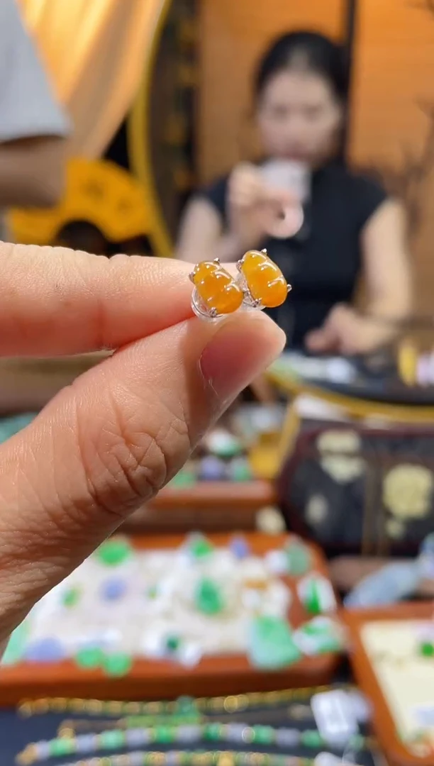 颈饰未镶嵌翡翠耳钉