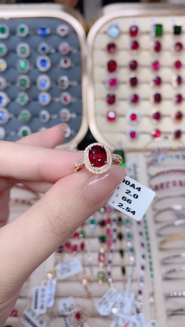 18K金镶嵌碧玺戒指碧玺2CT
