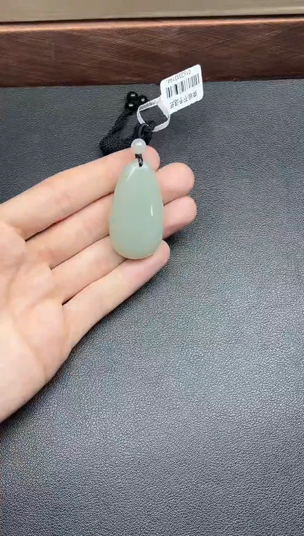 吊坠(赠链)未镶嵌和田玉且末微色差近矿吊坠