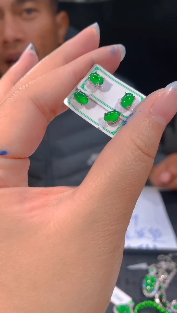 【闪购商品】定制翡翠未镶嵌84定制翡翠，多样性发货（发其一）