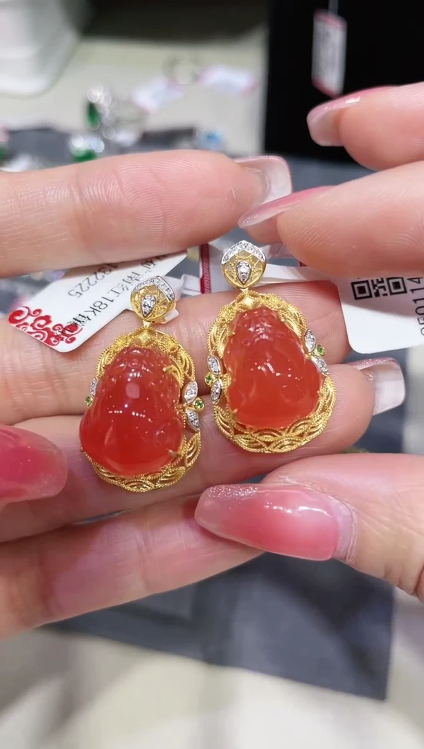 18K金镶嵌南红吊坠（不含链）貔貅款 多样性发其一