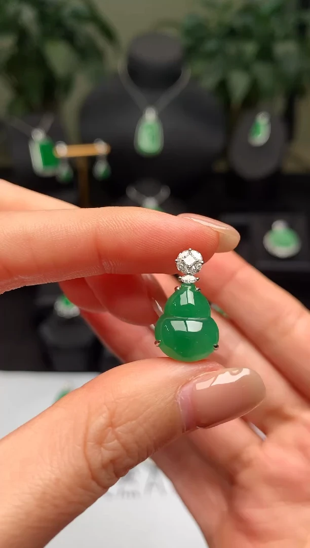 颈饰18K金镶嵌翡翠葫芦