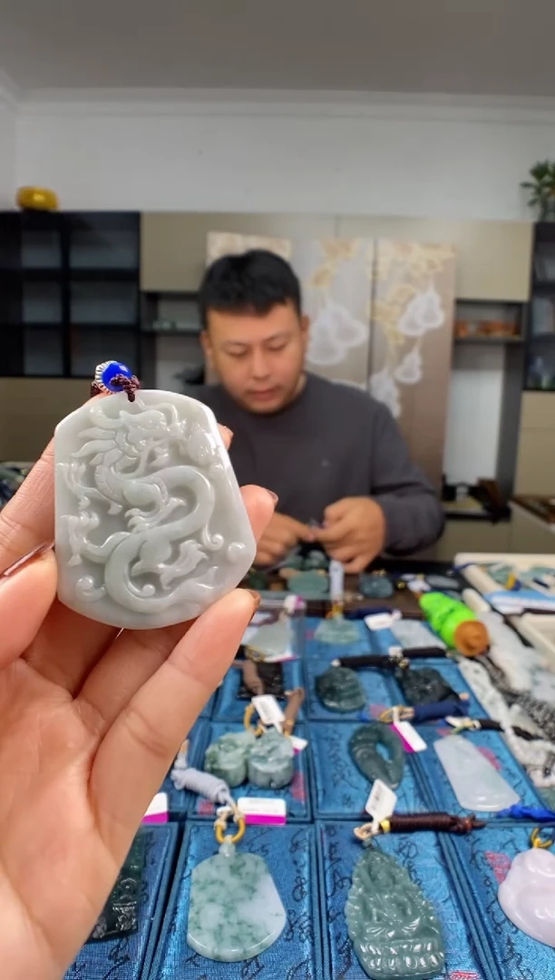 颈饰未镶嵌翡翠  多样性发其一