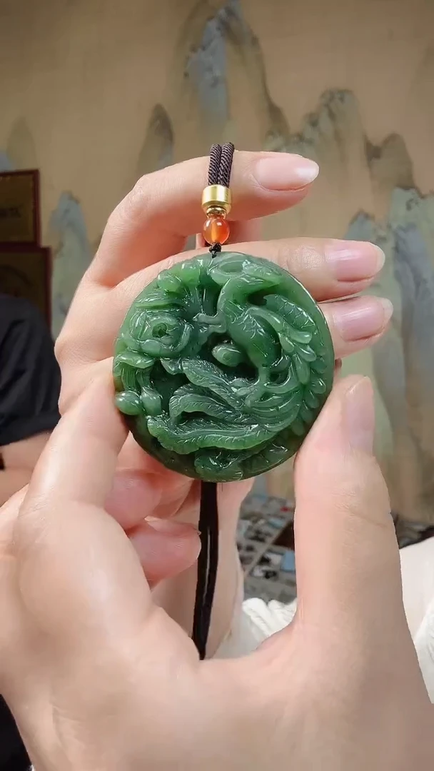 和田玉未镶嵌颈饰.