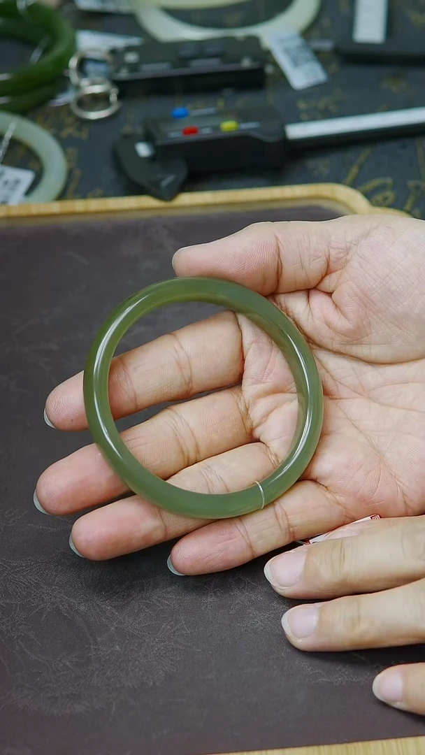 未镶嵌手镯和田玉59圈口 正装冰胶湖水绿晴水手镯
