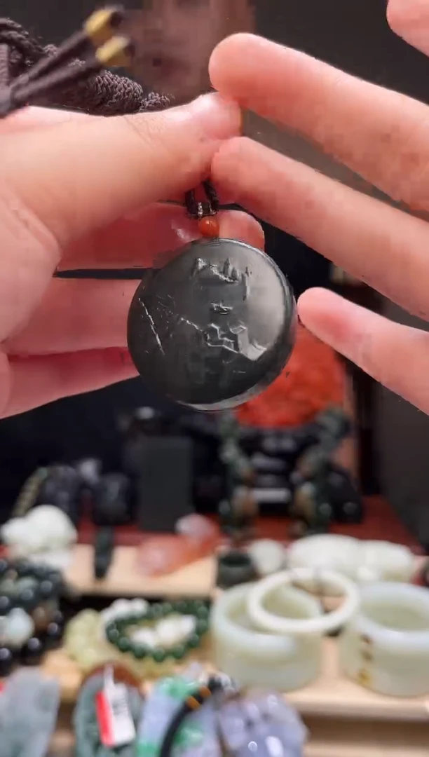 颈饰未镶嵌和田玉吊坠