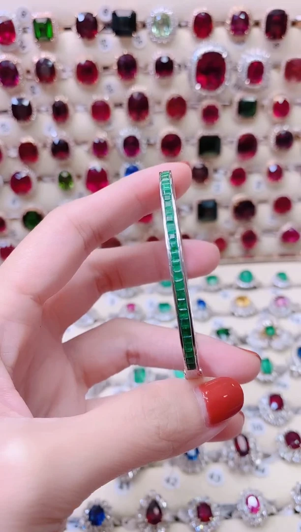 18K金镶嵌手镯祖母绿1