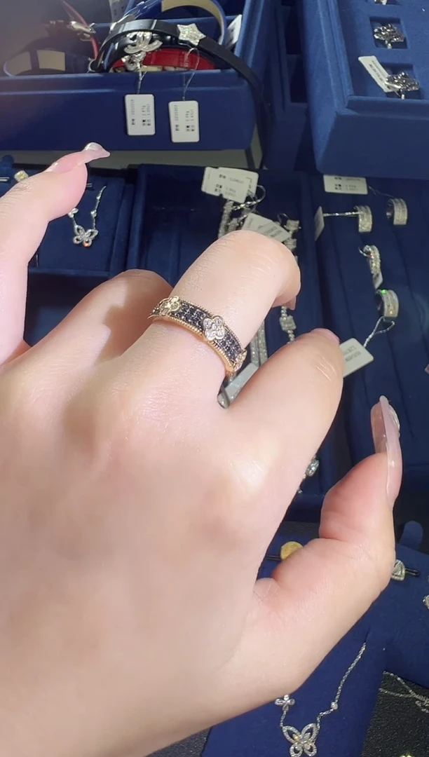 【闪购商品】钻石戒指18K金镶嵌黑钻四叶草戒指hgt