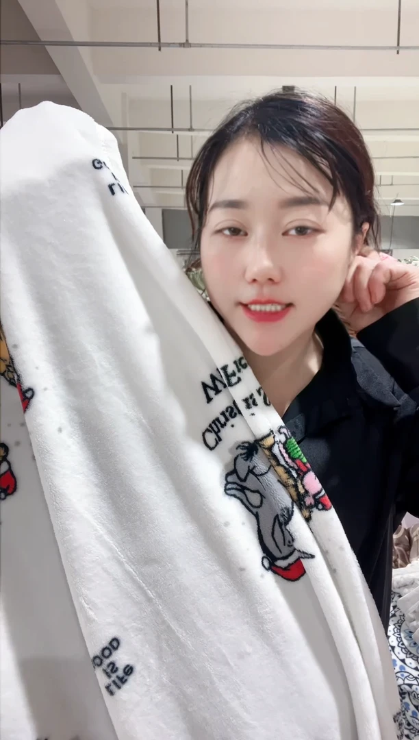 牛奶绒主播手上展示的产品