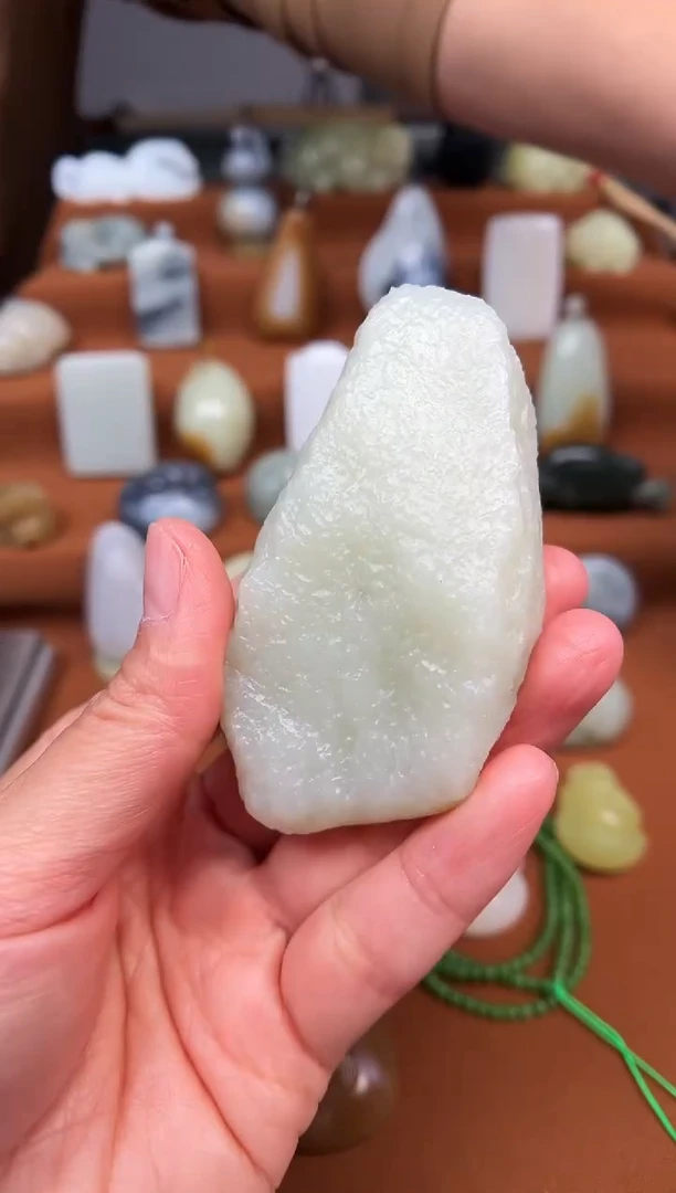 颈饰未镶嵌和田玉原石