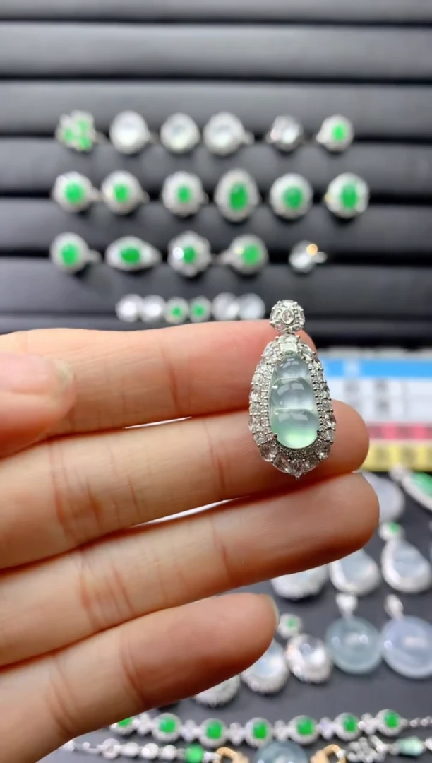 颈饰18K金镶嵌翡翠18K翡翠伴钻