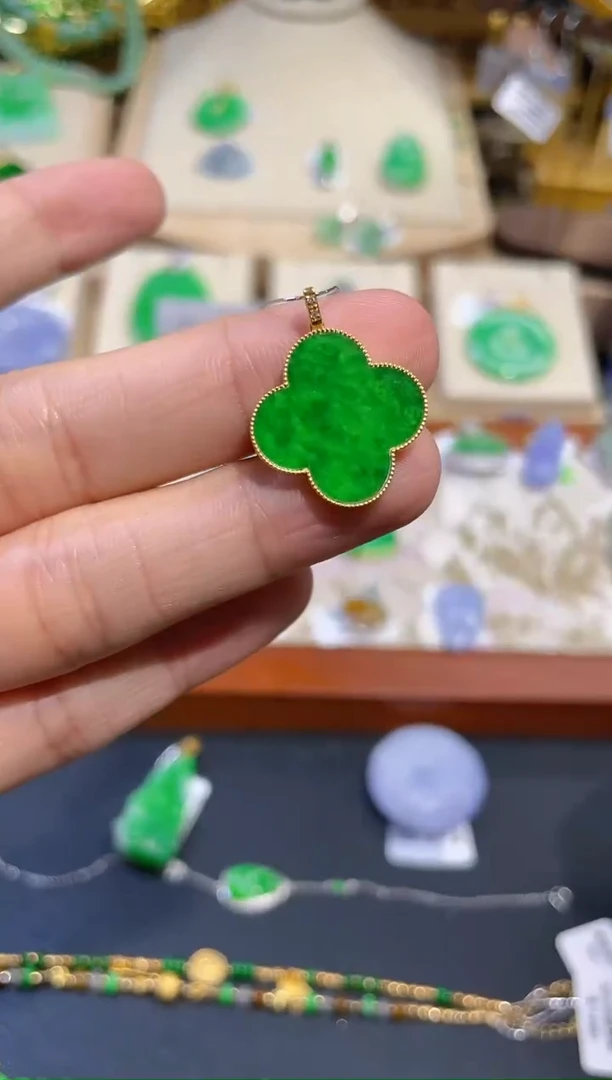 翡翠18K金镶嵌颈饰四叶草
