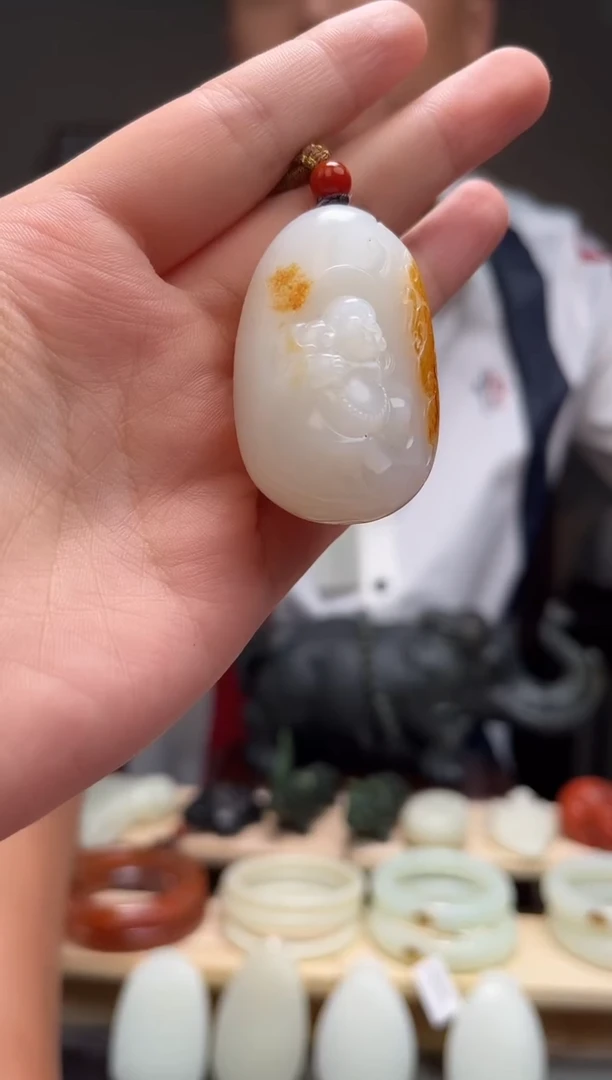 颈饰未镶嵌和田玉吊坠
