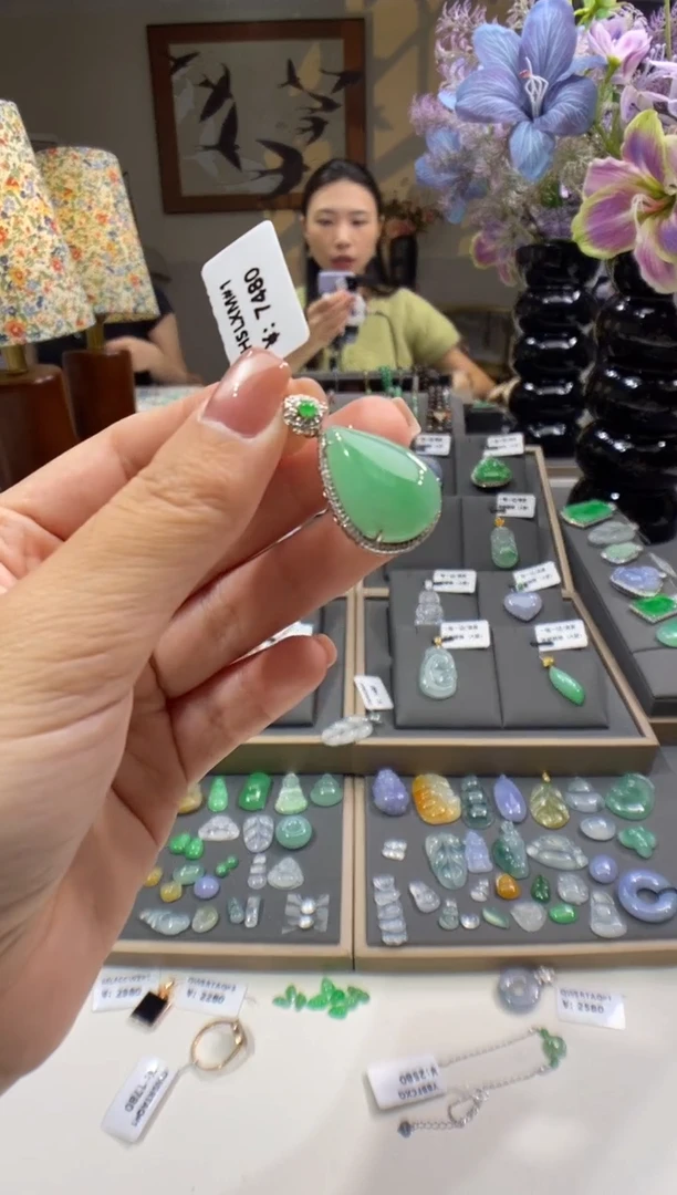 翡翠18K金镶嵌颈饰水滴