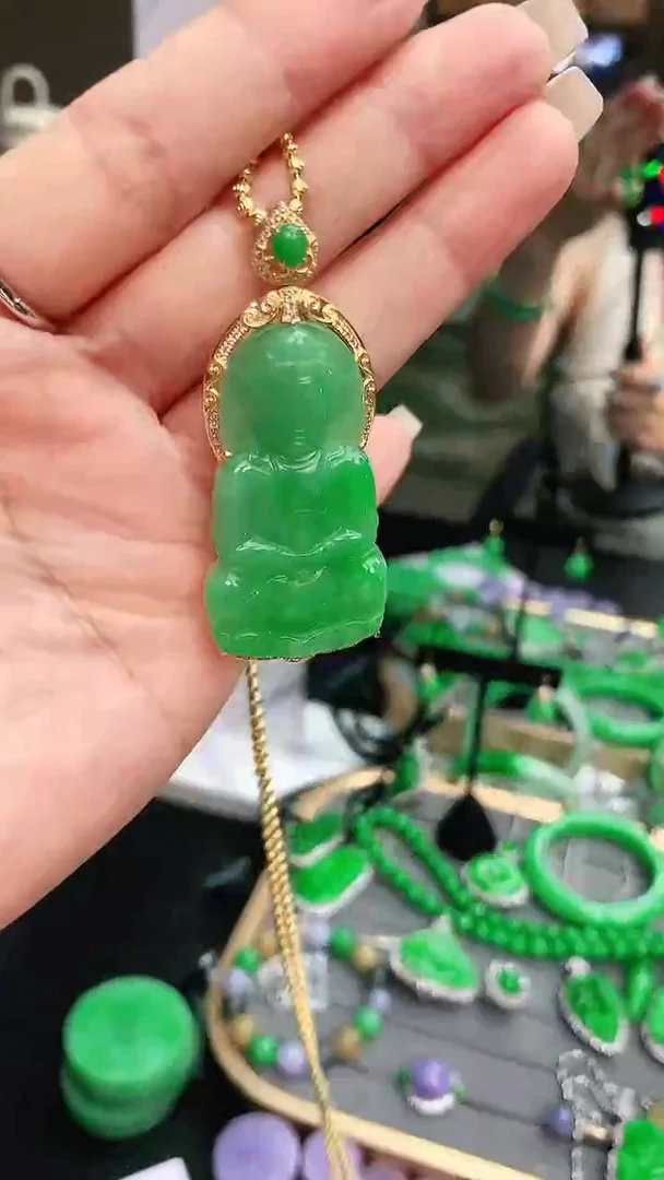 颈饰18K金镶嵌翡翠赠礼盒证书