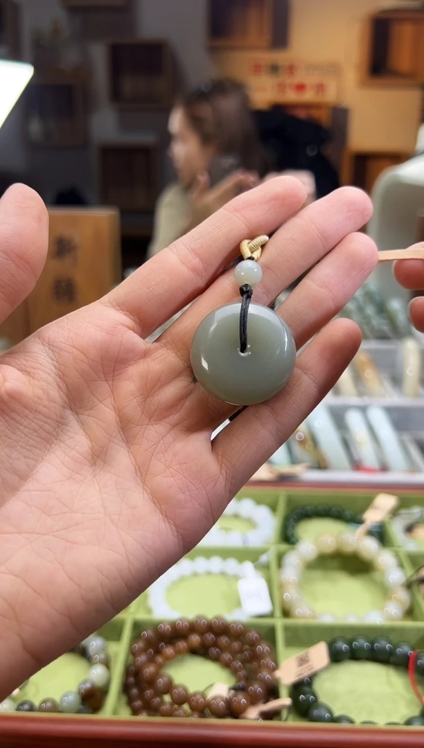 吊坠(赠链)未镶嵌和田玉且末料青白玉平安扣