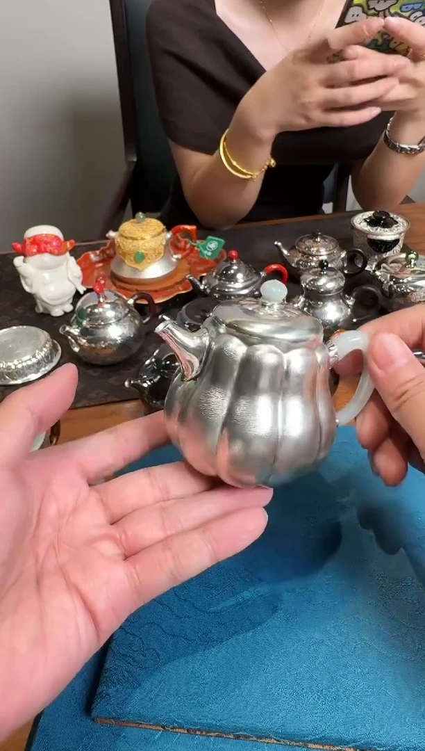 --银****社寸发标 手作錾刻福禄祥瓜壶