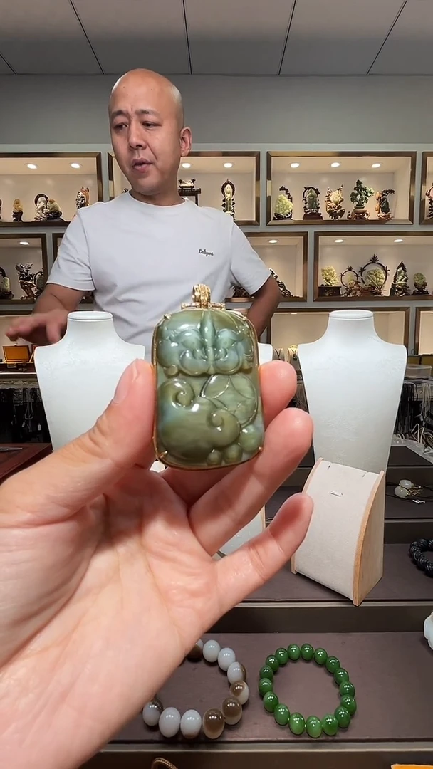和田玉18K金镶嵌颈饰苏