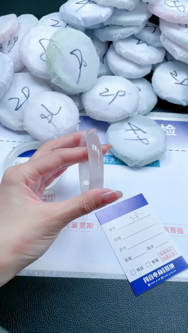 【闪购商品】石英质玉手镯未镶嵌18J28-56