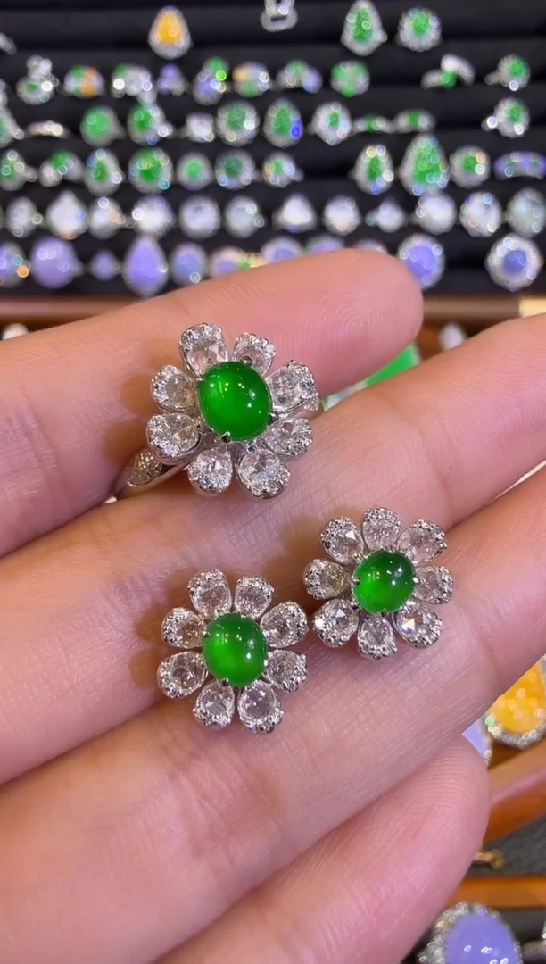 翡翠18K金镶嵌耳饰高冰小帝王绿蛋面套装