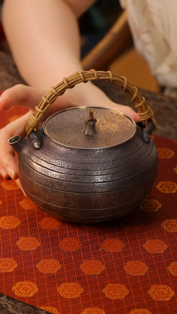 大师壶 藤编银钮錾刻圆形纹藤把提梁小壶 SWA18190