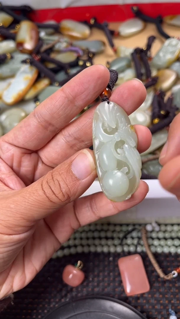 【闪购商品】和田玉颈饰未镶嵌多样性发货没有证书拍一发一有瑕
