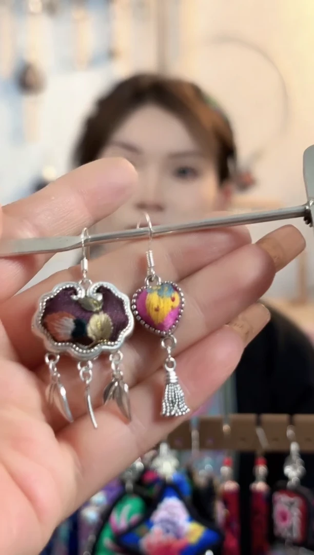 织绣彩云南阁非遗老绣饰品099