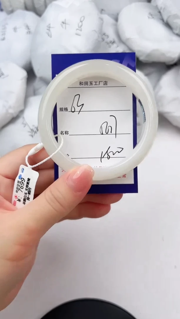 和田玉手镯未镶嵌63颜色微差无瑕疵