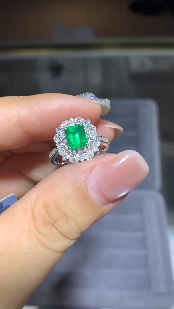18K金镶嵌戒指祖母绿1.07CT