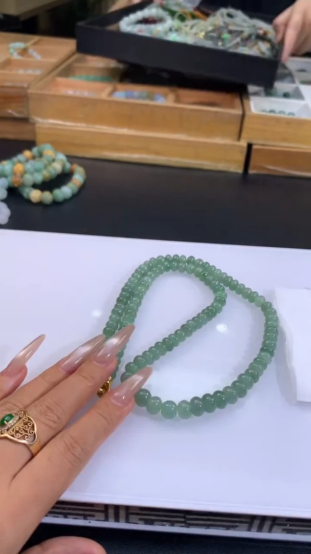 未镶嵌定制翡翠和**小  翡翠