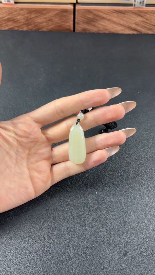 和田玉未镶嵌吊坠(赠链)且末微色差迪克兰一细吊坠