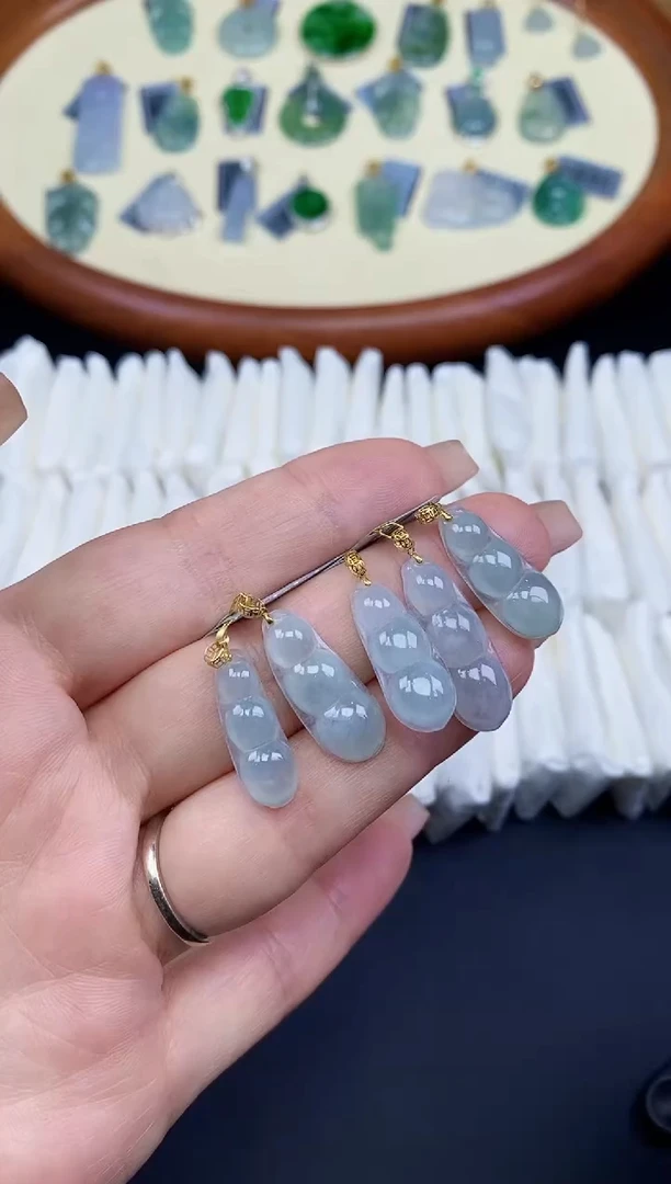 吊坠(不含链)18K金镶嵌翡翠豆子18K金扣镶嵌多样性发其一@@CMT