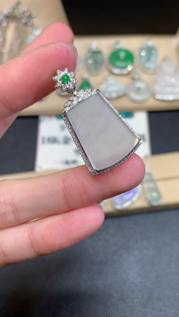 【闪购商品】翡翠颈饰18K金镶嵌无事牌【无服务费】