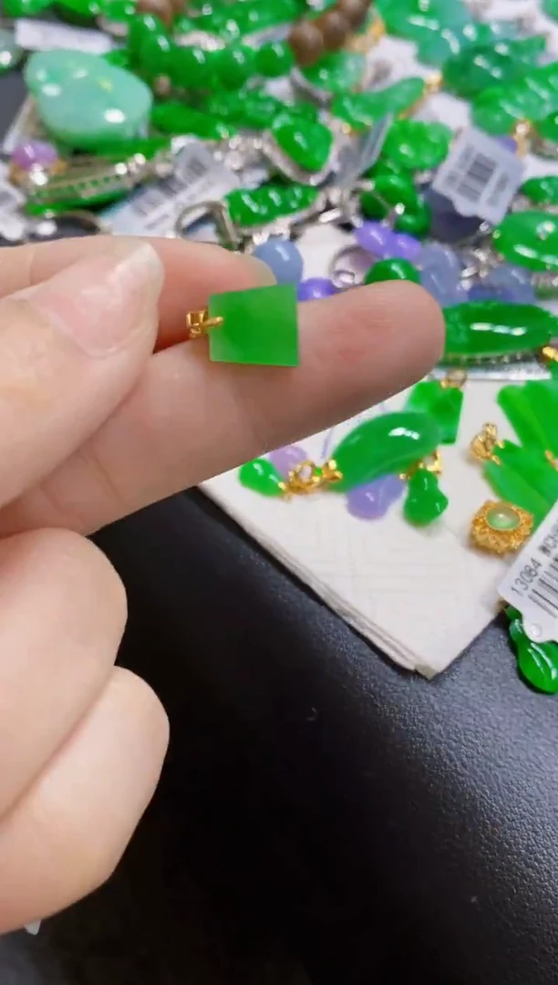 颈饰18K金镶嵌翡翠陆*黎吊坠