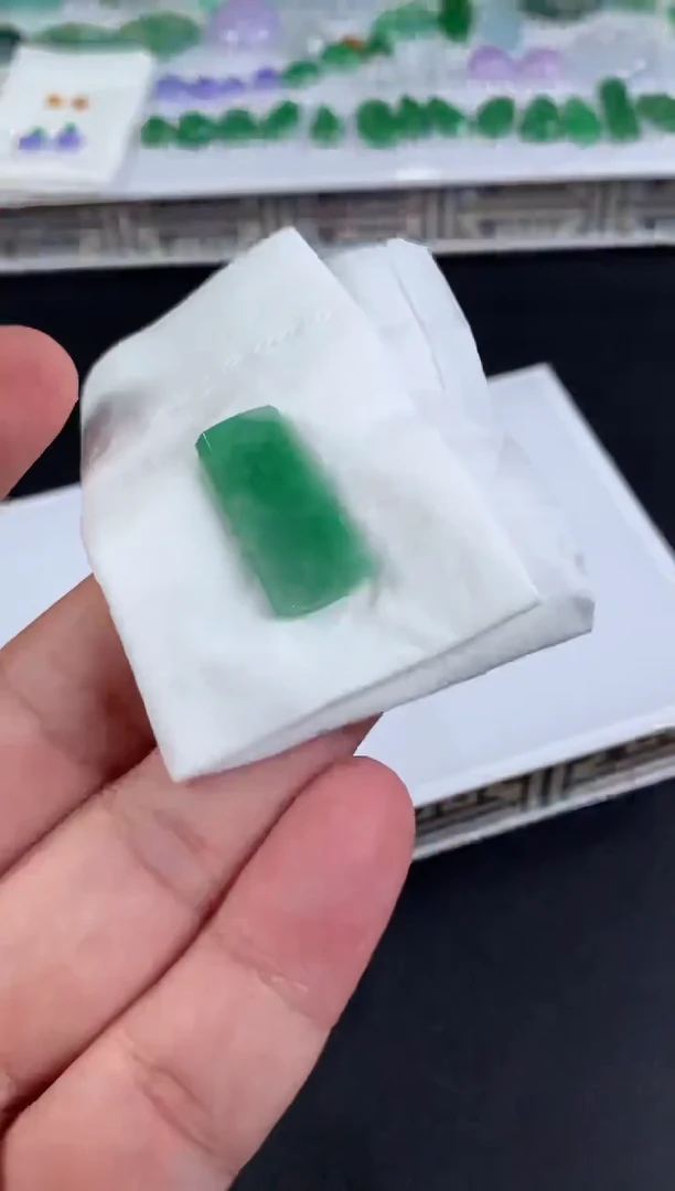未镶嵌定制翡翠有*辣翡翠