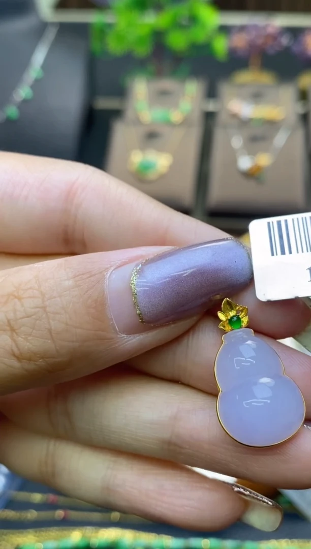 翡翠18K金镶嵌颈饰葫芦吊坠