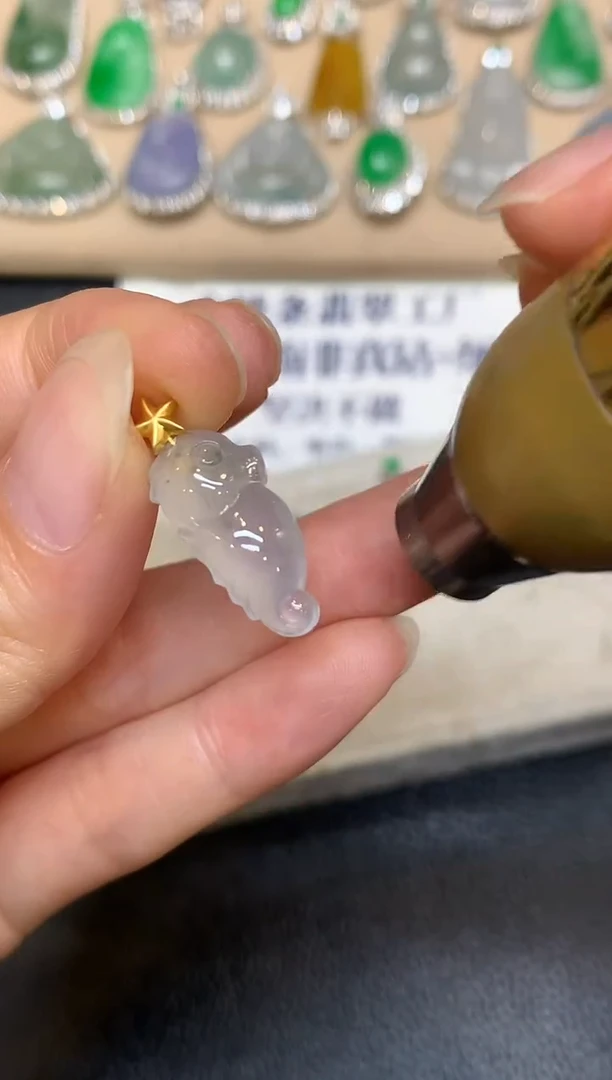 颈饰18K金镶嵌翡翠海马【无服务费