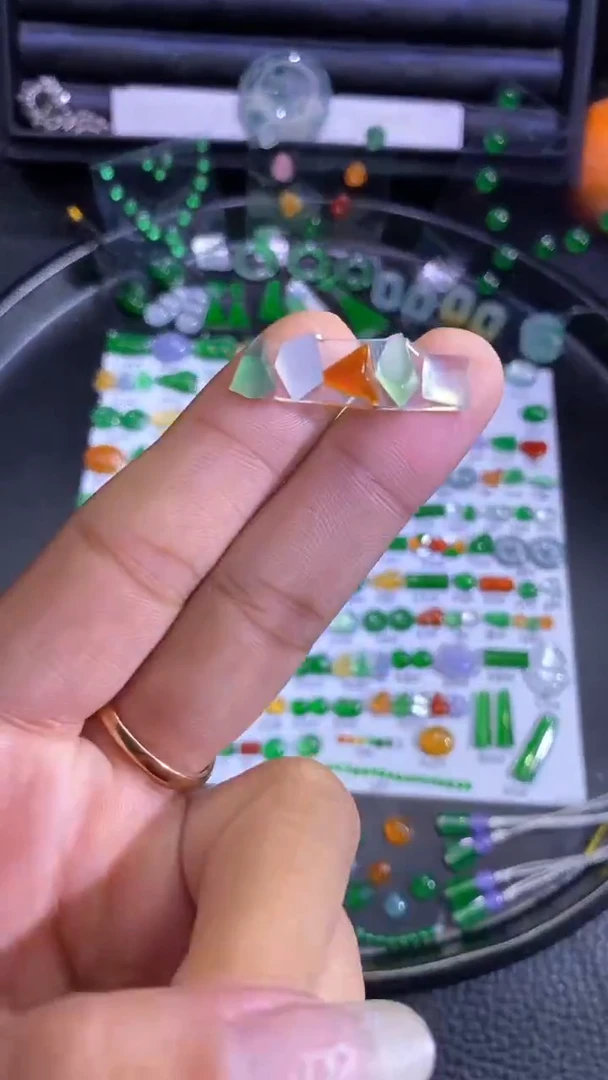 未镶嵌挂件翡翠切割