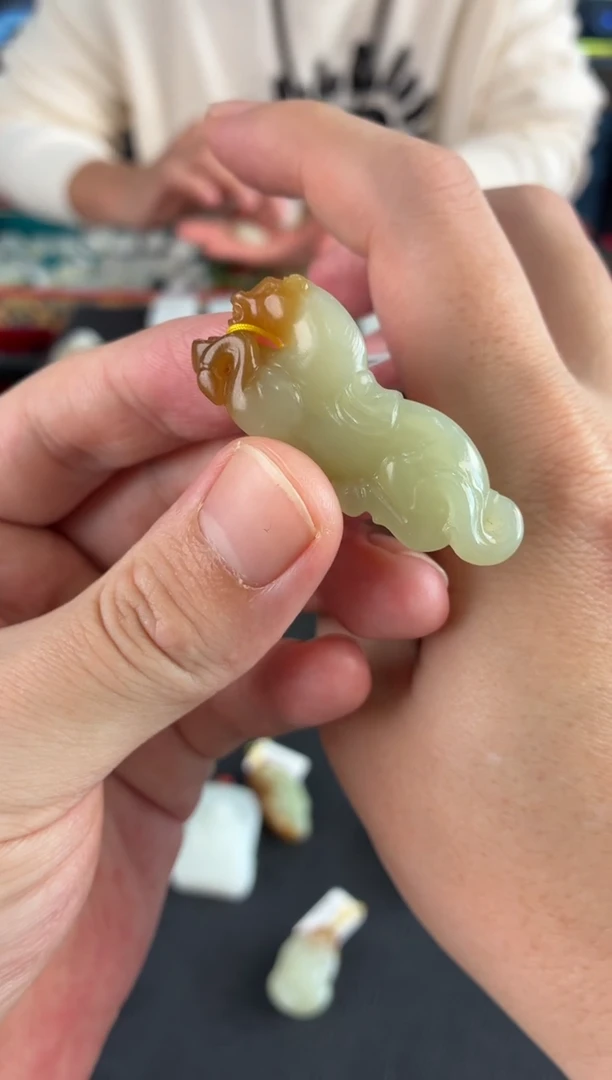 颈饰未镶嵌和田玉匆**忙吊坠