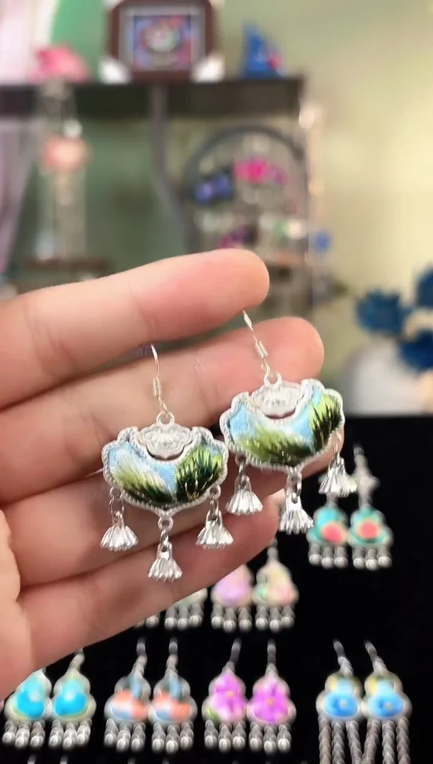 彩云南阁非遗老绣苗银饰品735