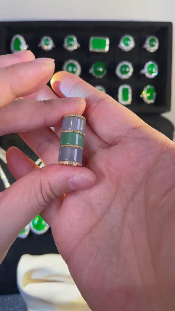 翡翠18K金镶嵌颈饰阳绿吊坠