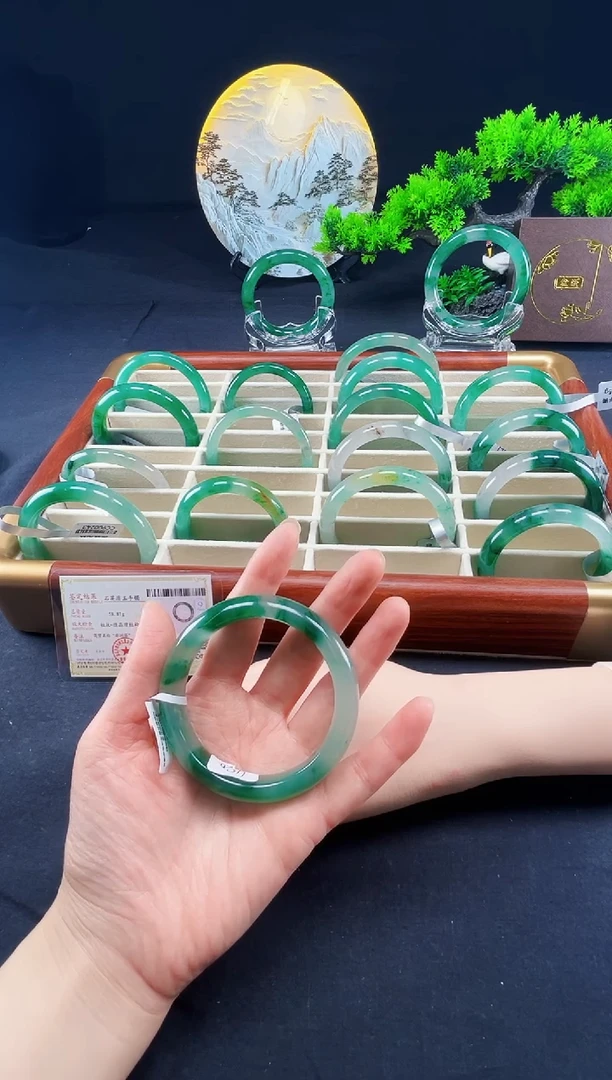 未镶嵌手镯石英质玉（非洲翠）手镯