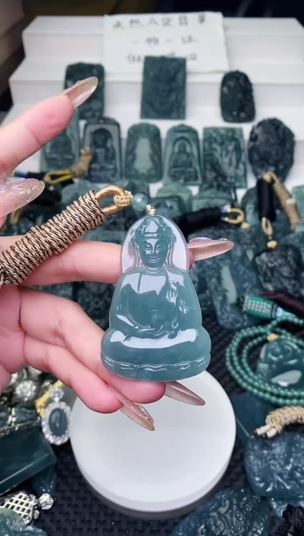 颈饰未镶嵌翡翠