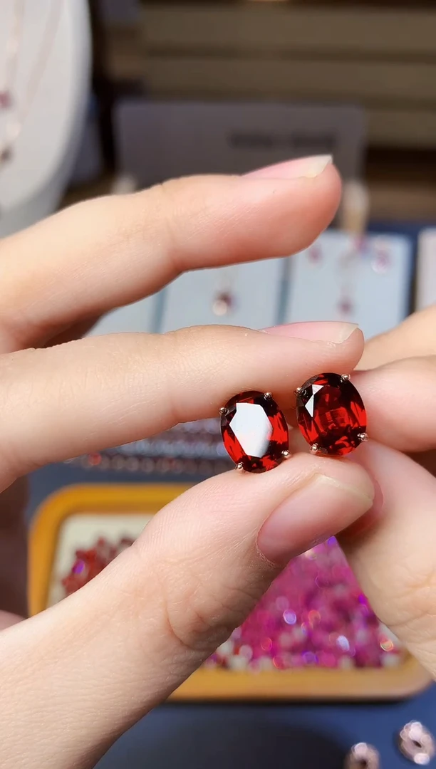 银S925镶嵌耳钉石榴石天然