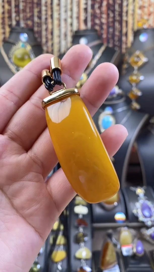 银S925镶嵌颈饰琥珀老蜜吊坠