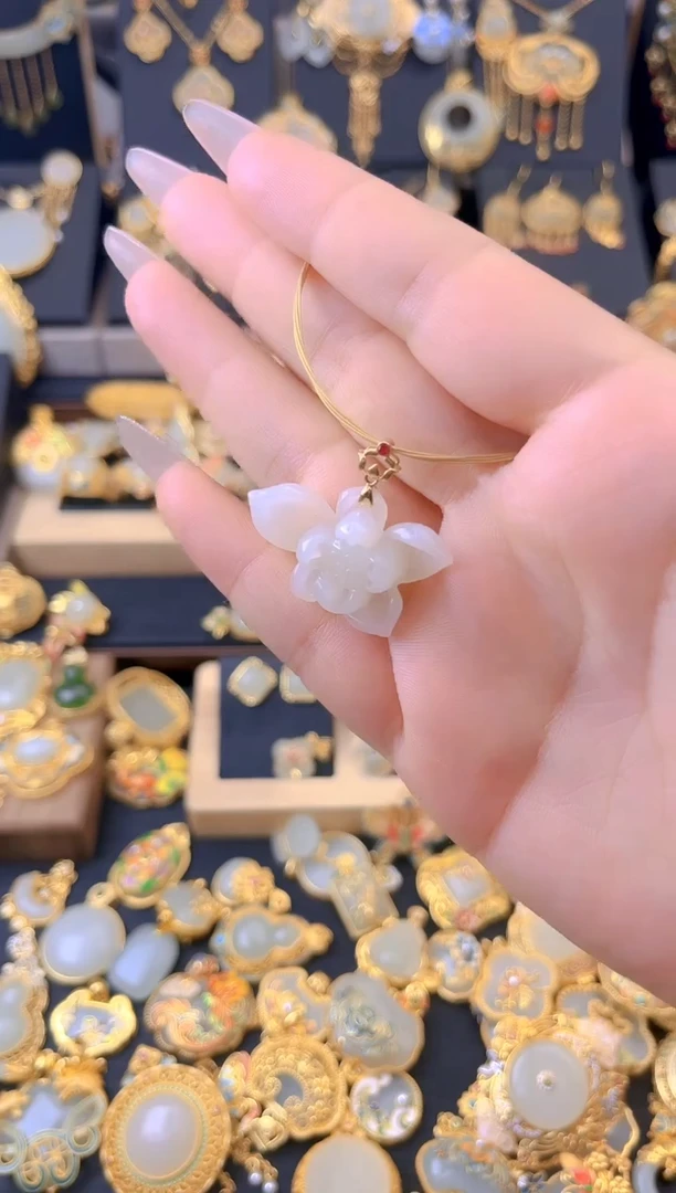 和田玉18K金镶嵌颈饰白莲花吊坠