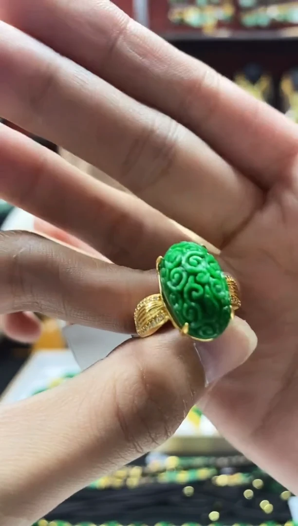 颈饰未镶嵌翡翠戒指