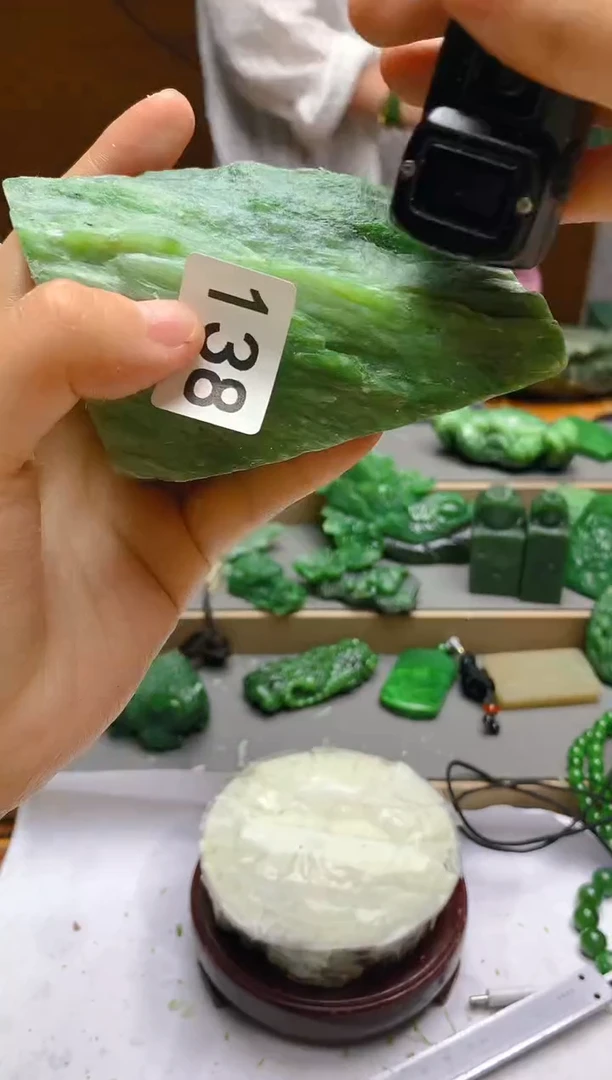 和田玉（碧玉）未镶嵌珠宝半成品1