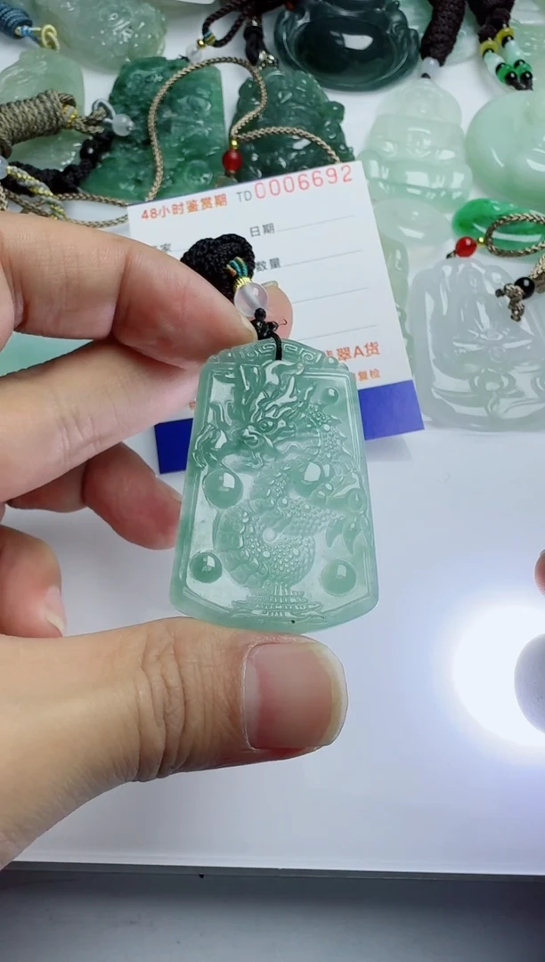 【闪购商品】翡翠吊坠(不含链)未镶嵌多样性随机发其一